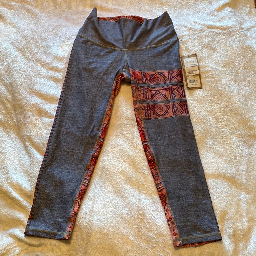Brand new Niyama Sol Capri Leggings